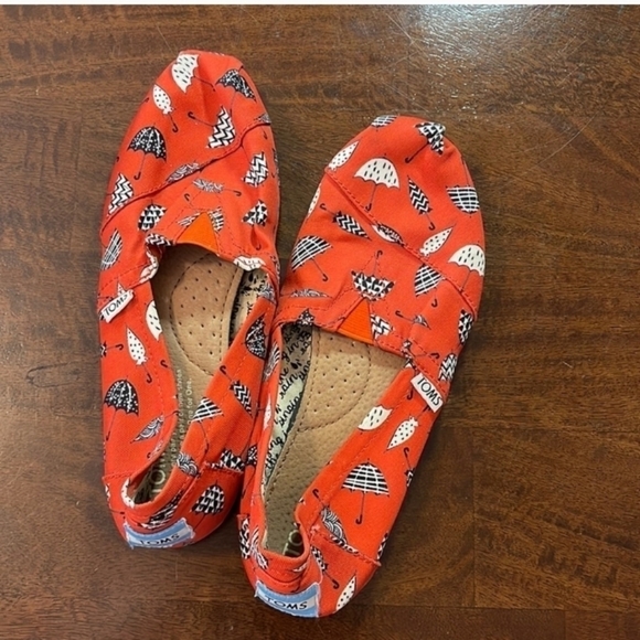 GREAT CONDITION TOMS SHOES IN ORANGE W/ UMBRELLAS ON THEM. SZ 7 LIKE NEW - Picture 1 of 4